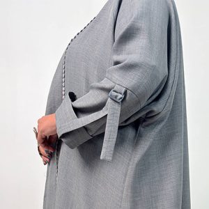 اسم مدل: مانتو صوفیا نوار عدسی جنس پارچه: صوفیا سایزبندی: Free Size (40 تا 64) رنگبندی: سبز، مشکی، طوسی قد کار: حدود 110 سانتیمتر قد مدل: 170 سانتیمتر دستهبندی: سایزبزرگ