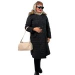 📌 مدل: کاپشن بلند یقه خز 🧶 جنس: شمعی 📏 سایزبندی: 38 تا 52 🎨 رنگ‌بندی: مشکی سایز بزرگ