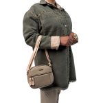 📌 مدل: شومیز جین ریش 🧶 جنس: جین 📏 سایزبندی: 38 تا 64 🎨 رنگ‌بندی: ذغالی سایز بزرگ