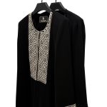 📌 مدل: مانتو کتیبه 🧶 جنس: کرپ 📏 سایزبندی: 42 تا 64 🎨 رنگ‌بندی: مشکی, کرم سایز بزرگ
