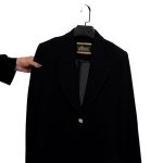 📌 مدل: کت مجلسی یقه آمریکایی قد 85 🧶 جنس: کرپ 📏 سایزبندی: 40 تا 50 🎨 رنگ‌بندی: مشکی 