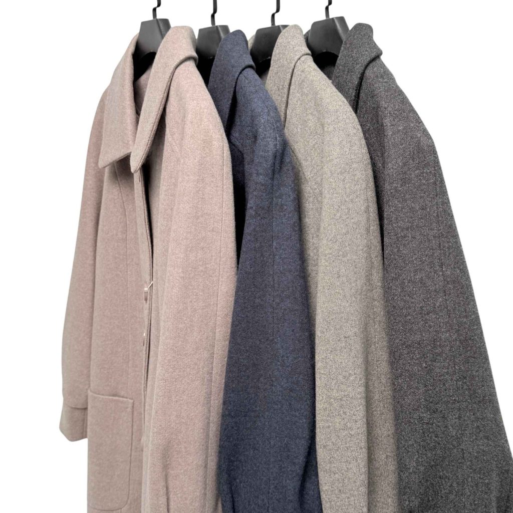 📌 مدل: پالتو یقه شکاری النا 🧶 جنس: فوتر 📏 سایزبندی: 46 تا 52 🎨 رنگ‌بندی: سورمه‌ای، طوسی، خاکی، ذغالی سایز بزرگ