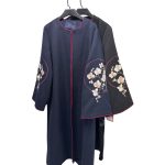 راهنمای سایز 📌 مدل: مانتو گل یخ 🧶 جنس: ژاکارد 📏 سایزبندی: 40-46 🌈 رنگ‌بندی: سورمه‌ای، مشکی