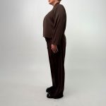 مدل: کت شلوار یقه ایستاده جنس: میکرو سایزبندی: 1 و 2 رنگبندی: قهوه‌ای روشن، قهوه‌ای تیره، سورمه‌ای، مشکی قد کت: 55 سانت قد شلوار: 110 سانت قد مدل: 170 سانت