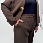 مدل: کت شلوار یقه ایستاده جنس: میکرو سایزبندی: 1 و 2 رنگبندی: قهوه‌ای روشن، قهوه‌ای تیره، سورمه‌ای، مشکی قد کت: 55 سانت قد شلوار: 110 سانت قد مدل: 170 سانت