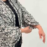 کد 4 رقمی: 1090 کد تولیدی: 118/113.5 مدل: کت یقه 7 جلو پیله جنس پارچه: ژاکارد سایزبندی: 38 تا 44 رنگبندی: آبی، سبز، کرم، مشکی قد کار: حدود 71 سانت قد مدل: 170 سانت