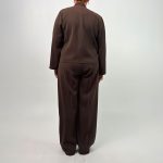 مدل: کت شلوار یقه ایستاده جنس: میکرو سایزبندی: 1 و 2 رنگبندی: قهوه‌ای روشن، قهوه‌ای تیره، سورمه‌ای، مشکی قد کت: 55 سانت قد شلوار: 110 سانت قد مدل: 170 سانت