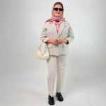 مدل: کت یقه انگلیسی پشت دکمه جنس: لینن بامبو سایزبندی: 38‑54 رنگ‌بندی: کرم – مشکی – سرمه‌ای – سبز قد کار: 67 سانت قد مدل: 170 سانت