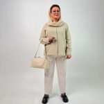 اسم مدل: شومیز یقه مردانه جنس پارچه: بابوس سایزبندی: ۳۸ تا ۵۲ رنگبندی: کرم، صورتی، سبز، مشکی قدکار: ۶۸ سانت قدل مدل:۱۷۰ سانت سایز مدل: ۵۰ سایز بزرگ
