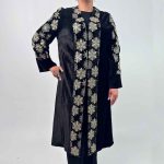 اسم مدل: مانتو خورشیدی بلند جنس پارچه: مخمل سایزبندی: 38 تا 58 رنگبندی: مشکی قد کار: 118 سانت قد مدل: 170 سانت سایز بزرگ