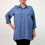 سم مدل: مانتو اسپرت یقه مردانه جنس پارچه: لینن سایزبندی: فری سایز (38 تا 54) (Free Size) رنگ‌بندی: سفید، طوسی روشن، طوسی تیره، خاکی، کرم تیره، کرم روشن، آبی قد کار: حدود 86 سانتی‌متر قد مدل: 170 سانتی‌متر دسته‌بندی: سایزبزرگ