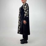 اسم مدل: مانتو خورشیدی بلند جنس پارچه: مخمل سایزبندی: 38 تا 58 رنگبندی: مشکی قد کار: 118 سانت قد مدل: 170 سانت سایز بزرگ