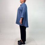 سم مدل: مانتو اسپرت یقه مردانه جنس پارچه: لینن سایزبندی: فری سایز (38 تا 54) (Free Size) رنگ‌بندی: سفید، طوسی روشن، طوسی تیره، خاکی، کرم تیره، کرم روشن، آبی قد کار: حدود 86 سانتی‌متر قد مدل: 170 سانتی‌متر دسته‌بندی: سایزبزرگ