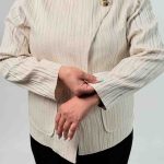 مدل: کت یقه گرد جنس: کسمه‌ سایزبندی: 38–48 رنگبندی: سرمه‌ای، کرم و مشکی قد کار: 63 سانت قد مدل: 170 سانت