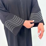 اسم مدل: مانتو بلند جنس پارچه: کرپ سایزبندی: 50 تا 58 رنگبندی: مشکی قد کار: 122 تا 126 سانت قد مدل: 170 سانت سایز بزرگ
