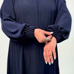 اسم مدل: مانتو عبایی کریشه الینا جنس پارچه: کریشه سایزبندی: 38-54 رنگبندی: یشمی، سرمه‌ای، مشکی قد کار: 150-151 سانت قد مدل: 170 سانت سایز بزرگ