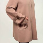 مدل: مانتو پینک سایز بزرگ جنس: لینن سایزبندی: 54-62 رنگبندی: مشکی - سرمه ای - آبی - صورتی - قهوه ای - نسکافه ای قد کار: 88 سانت قد مدل: 170 سانت سایز بزرگ