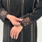 کد 4 رقمی: 1098 کد تولیدی: 196/276 مدل: مانتو ریشه یقه 7 جنس پارچه: شانتون سایزبندی: 38 تا 52 رنگبندی: مشکی کرم، مشکی طوسی ویژگی: سایز بزرگ قد کار: حدود 100 سانت قد مدل: 170 سانت