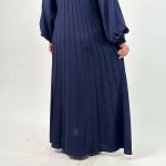اسم مدل: مانتو عبایی کریشه الینا جنس پارچه: کریشه سایزبندی: 38-54 رنگبندی: یشمی، سرمه‌ای، مشکی قد کار: 150-151 سانت قد مدل: 170 سانت سایز بزرگ