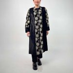 اسم مدل: مانتو خورشیدی بلند جنس پارچه: مخمل سایزبندی: 38 تا 58 رنگبندی: مشکی قد کار: 118 سانت قد مدل: 170 سانت سایز بزرگ