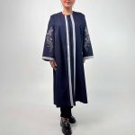 اسم مدل: مانتو ثنا جنس پارچه: کتان لمه سایزبندی: 40 تا 60 رنگبندی: قهوه‌ای، سرمه‌ای، مشکی، طوسی قد کار: 118 سانت قد مدل: 170 سانت سایز بزرگ
