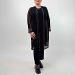 کد 4 رقمی: 1098 کد تولیدی: 196/276 مدل: مانتو ریشه یقه 7 جنس پارچه: شانتون سایزبندی: 38 تا 52 رنگبندی: مشکی کرم، مشکی طوسی ویژگی: سایز بزرگ قد کار: حدود 100 سانت قد مدل: 170 سانت