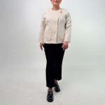 مدل: کت یقه گرد جنس: کسمه‌ سایزبندی: 38–48 رنگبندی: سرمه‌ای، کرم و مشکی قد کار: 63 سانت قد مدل: 170 سانت