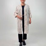 اسم مدل: مانتو پری راه راه بلند جنس پارچه: ژاکارد سایزبندی: ۴۲ تا ۶۰ رنگبندی: سبز، زرد، قهوه‌ای، مشکی قدکار: ۱۰۵ سانت قدل مدل:۱۷۰ سانت سایز مدل: ۵۰ سایز بزرگ