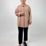 اسم مدل: شومیز یقه مردانه جنس پارچه: پارچه زیپی سایزبندی: ۳۸ تا ۵۲ رنگبندی: کرم روشن، کرم تیره، سورمه‌ای، سبز، مشکی قدکار: ۸۵ سانت قدل مدل:۱۷۰ سانت سایز مدل: ۵۰ سایز بزرگ