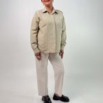 اسم مدل: شومیز یقه مردانه جنس پارچه: بابوس سایزبندی: ۳۸ تا ۵۲ رنگبندی: کرم، صورتی، سبز، مشکی قدکار: ۶۸ سانت قدل مدل:۱۷۰ سانت سایز مدل: ۵۰ سایز بزرگ