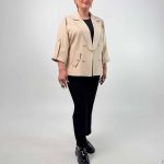 کد 4 رقمی: 1118 کد تولیدی: 167/202 مدل: کت مازراتی جنس پارچه: مازراتی سایزبندی: 38 تا 56 رنگبندی: مشکی، کرم روشن، کرم تیره، سبز، نسکافه‌ای ویژگی: سایز بزرگ قد کار: حدود 65 سانت قد مدل: 170 سانت