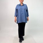 سم مدل: مانتو اسپرت یقه مردانه جنس پارچه: لینن سایزبندی: فری سایز (38 تا 54) (Free Size) رنگ‌بندی: سفید، طوسی روشن، طوسی تیره، خاکی، کرم تیره، کرم روشن، آبی قد کار: حدود 86 سانتی‌متر قد مدل: 170 سانتی‌متر دسته‌بندی: سایزبزرگ