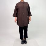 اسم مدل: مانتو یقه ایستاده پاگن جنس پارچه: لینن سایزبندی: 38 تا 58 رنگبندی: سرمه‌ای، مشکی، طوسی، آبی، ذغالی، نسکافه‌ای قد کار: 91 سانت قد مدل: 170 سانت سایز بزرگ