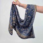 اسم مدل: روسری ابریشم جنس پارچه: ابریشم رنگبندی: کرم طوسی، قهوه‌ای روشن، سرمه‌ای کرم، کرم سرمه‌ای، مشکی کرم، سرمه‌ای سفید، کرم روشن، کرم تیره، مشکی سفید قد کار: قواره 110 سانت