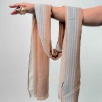 اسم مدل: شال نخی لبه راه راه جنس پارچه: نخ رنگبندی: ذغالی، صورتی، کرم تیره، کرم، سبز، سرمه‌ای ابعاد: 104 در 92 سانت