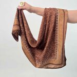 اسم مدل: روسری ابریشم جنس پارچه: ابریشم رنگبندی: کرم طوسی، قهوه‌ای روشن، سرمه‌ای کرم، کرم سرمه‌ای، مشکی کرم، سرمه‌ای سفید، کرم روشن، کرم تیره، مشکی سفید قد کار: قواره 110 سانت