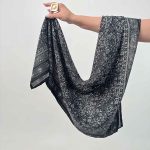 اسم مدل: روسری ابریشم جنس پارچه: ابریشم رنگبندی: کرم طوسی، قهوه‌ای روشن، سرمه‌ای کرم، کرم سرمه‌ای، مشکی کرم، سرمه‌ای سفید، کرم روشن، کرم تیره، مشکی سفید قد کار: قواره 110 سانت