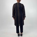 کد 4 رقمی: 1098 کد تولیدی: 196/276 مدل: مانتو ریشه یقه 7 جنس پارچه: شانتون سایزبندی: 38 تا 52 رنگبندی: مشکی کرم، مشکی طوسی ویژگی: سایز بزرگ قد کار: حدود 100 سانت قد مدل: 170 سانت