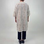 اسم مدل: مانتو پری راه راه بلند جنس پارچه: ژاکارد سایزبندی: ۴۲ تا ۶۰ رنگبندی: سبز، زرد، قهوه‌ای، مشکی قدکار: ۱۰۵ سانت قدل مدل:۱۷۰ سانت سایز مدل: ۵۰ سایز بزرگ