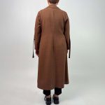 اسم مدل: مانتو سگکدار جنس پارچه: شانتون سایزبندی: ۴۰ تا ۵۰ رنگبندی: قهوه‌ای روشن، آبی تیره، کرم تیره، مشکی، سبز قدکار: ۱۲۱ تا ۱۲۵ سانت قدل مدل:۱۷۰ سانت سایز مدل: ۵۰ سایز بزرگ