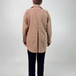 اسم مدل: شومیز یقه مردانه جنس پارچه: پارچه زیپی سایزبندی: ۳۸ تا ۵۲ رنگبندی: کرم روشن، کرم تیره، سورمه‌ای، سبز، مشکی قدکار: ۸۵ سانت قدل مدل:۱۷۰ سانت سایز مدل: ۵۰ سایز بزرگ