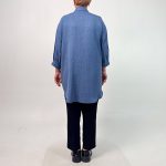 سم مدل: مانتو اسپرت یقه مردانه جنس پارچه: لینن سایزبندی: فری سایز (38 تا 54) (Free Size) رنگ‌بندی: سفید، طوسی روشن، طوسی تیره، خاکی، کرم تیره، کرم روشن، آبی قد کار: حدود 86 سانتی‌متر قد مدل: 170 سانتی‌متر دسته‌بندی: سایزبزرگ
