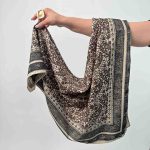 اسم مدل: روسری ابریشم جنس پارچه: ابریشم رنگبندی: کرم طوسی، قهوه‌ای روشن، سرمه‌ای کرم، کرم سرمه‌ای، مشکی کرم، سرمه‌ای سفید، کرم روشن، کرم تیره، مشکی سفید قد کار: قواره 110 سانت