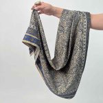 اسم مدل: روسری ابریشم جنس پارچه: ابریشم رنگبندی: کرم طوسی، قهوه‌ای روشن، سرمه‌ای کرم، کرم سرمه‌ای، مشکی کرم، سرمه‌ای سفید، کرم روشن، کرم تیره، مشکی سفید قد کار: قواره 110 سانت