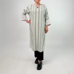 اسم مدل: مانتو اسپرت جنس پارچه: لینن سایزبندی: ۳۸ تا ۵۸ رنگ‌بندی: طوسی، کرم، سبز قد کار: ۱۱۵ سانت قد مدل: ۱۷۰ سانت دسته‌بندی: سایز بزرگ