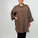 اسم مدل: شومیز جنس پارچه: شانتون سایزبندی: ۳۸ تا ۵۸ (فری‌سایز) رنگ‌بندی: کرم تیره، سبز تیره، قهوه‌ای روشن، مشکی، قهوه‌ای تیره قد کار: ۹۰ سانت قد مدل: ۱۷۰ سانت دسته‌بندی: سایز بزرگ