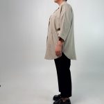 اسم مدل: شومیز جنس پارچه: شانتون طرحدار سایزبندی: ۳۸ تا ۵۸ (فری‌سایز) رنگ‌بندی: کرم تیره، طوسی، مشکی قد کار: ۸۷ سانت قد مدل: ۱۷۰ سانت دسته‌بندی: سایز بزرگ
