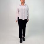 اسم مدل: شومیز جنس پارچه: شانتون سایزبندی: 38 تا 54 رنگ‌بندی: صورتی، مشکی، سفید، آبی، قهوه‌ای قد کار: حدود 70 سانتی‌متر قد مدل: 170 سانتی‌متر دسته‌بندی: سایزبزرگ