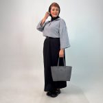 اسم مدل: شومیزسایز بزرگ جنس پارچه: لینن سایزبندی: 38 تا 52 رنگ‌بندی: سبز، لیمویی، آبی روشن، قهوه‌ای طوسی، آبی تیره، ذغالی، سرمه‌ای،کرم قد کار: حدود 75 سانتی‌متر قد مدل: 170 سانتی‌متر دسته‌بندی: سایزبزرگ