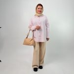 اسم مدل: شومیز پری جنس پارچه: نخ سایزبندی: ۴۰ تا ۶۰ رنگ‌بندی: مشکی، قهوه‌ای، صورتی قد کار: ۷۶ تا ۷۷ سانت قد مدل: ۱۷۰ سانت دسته‌بندی: سایز بزرگ